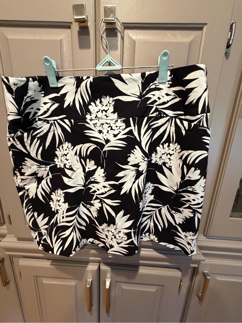 Black & White Floral Skort - Women's Pull-On Skort